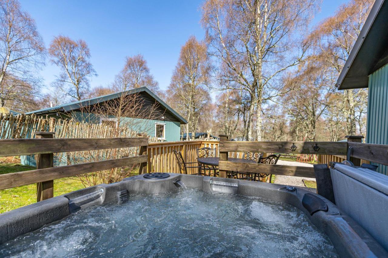 Bracken Lodge 6 With Hot Tub Belladrum Exterior photo